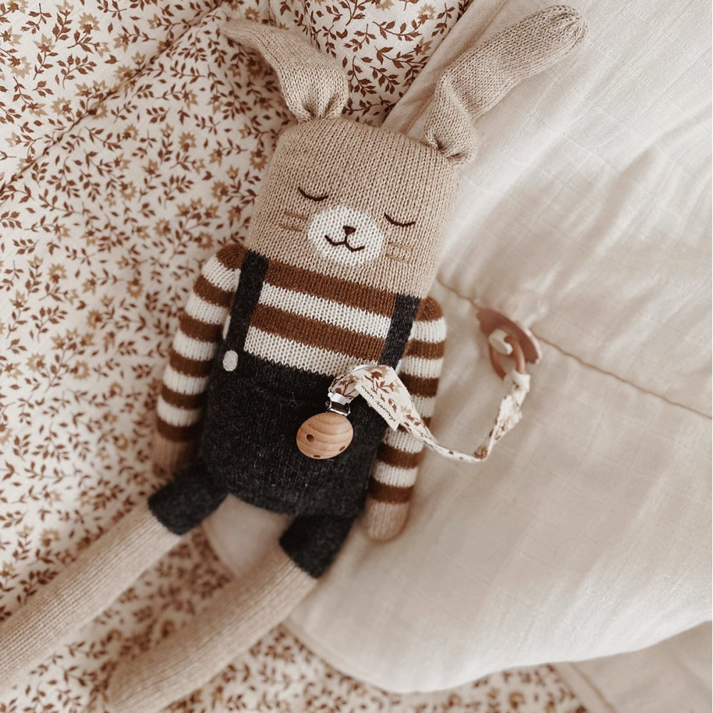 Accessoires - Grand Doudou Lapin | salopette noire - Main Sauvage