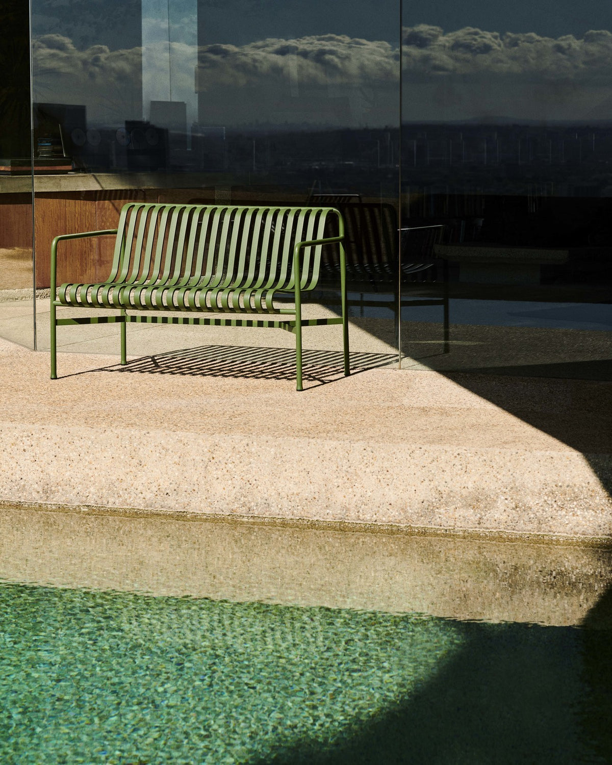 Bancs - Banc avec accoudoirs | Palissade | Dining - HAY
