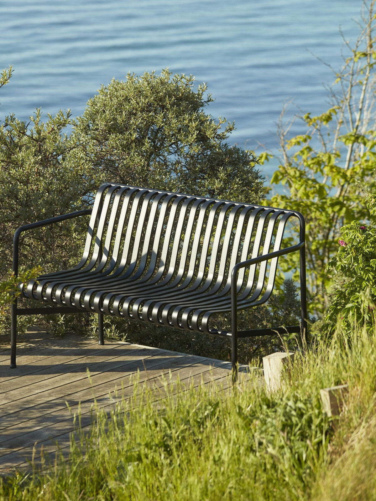 Bancs - Banc avec accoudoirs | Palissade | Dining - HAY