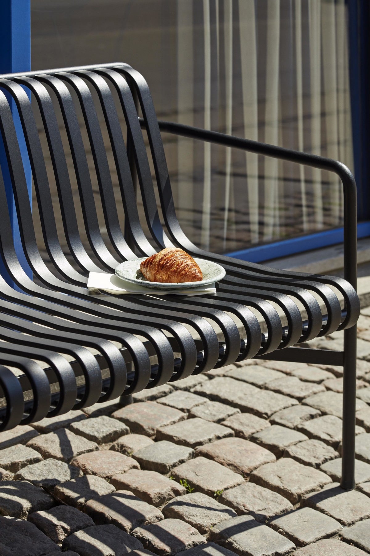 Bancs - Banc avec accoudoirs | Palissade | Dining - HAY