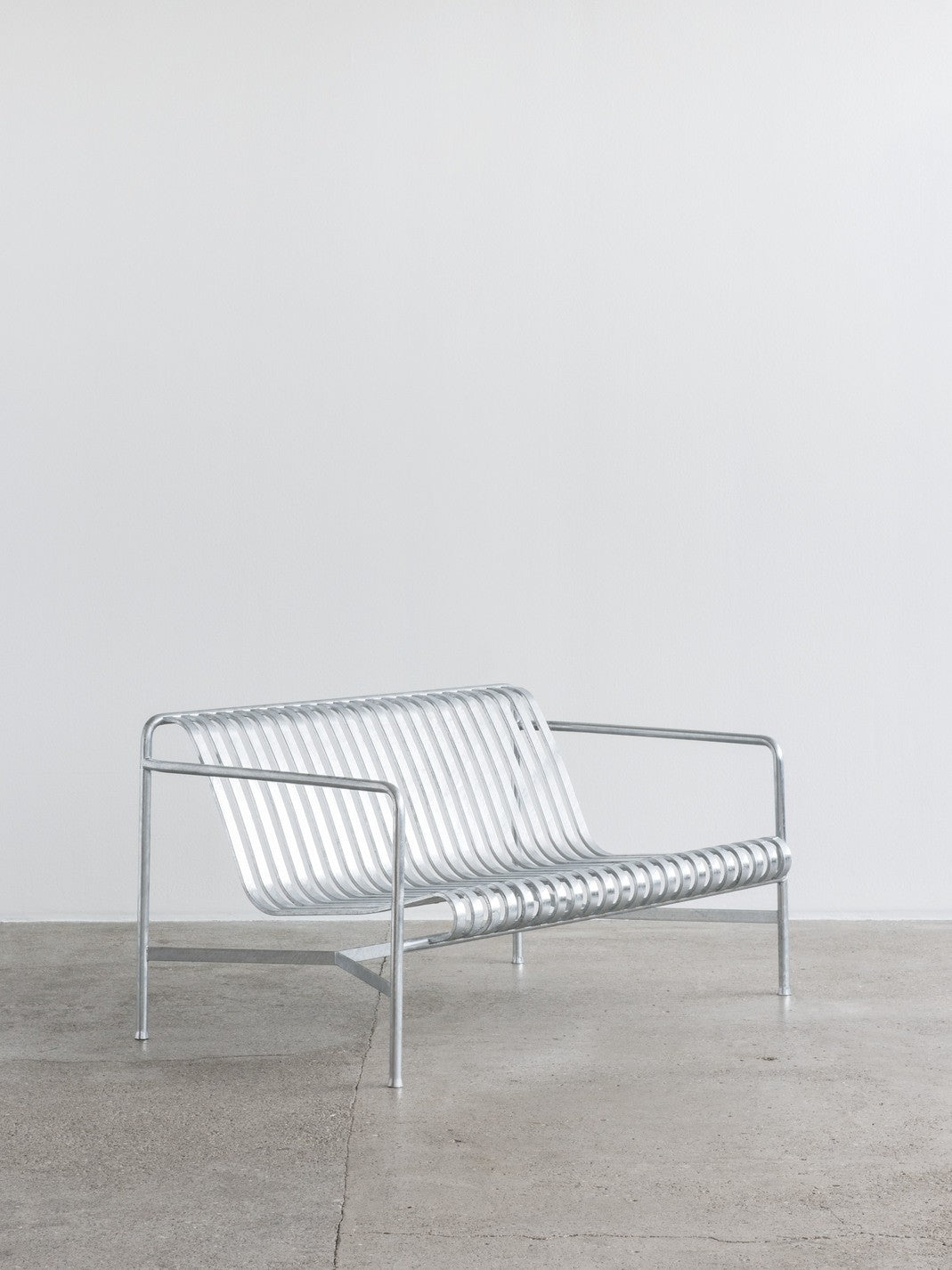 Bancs - Banc avec accoudoirs | Palissade | Dining - HAY