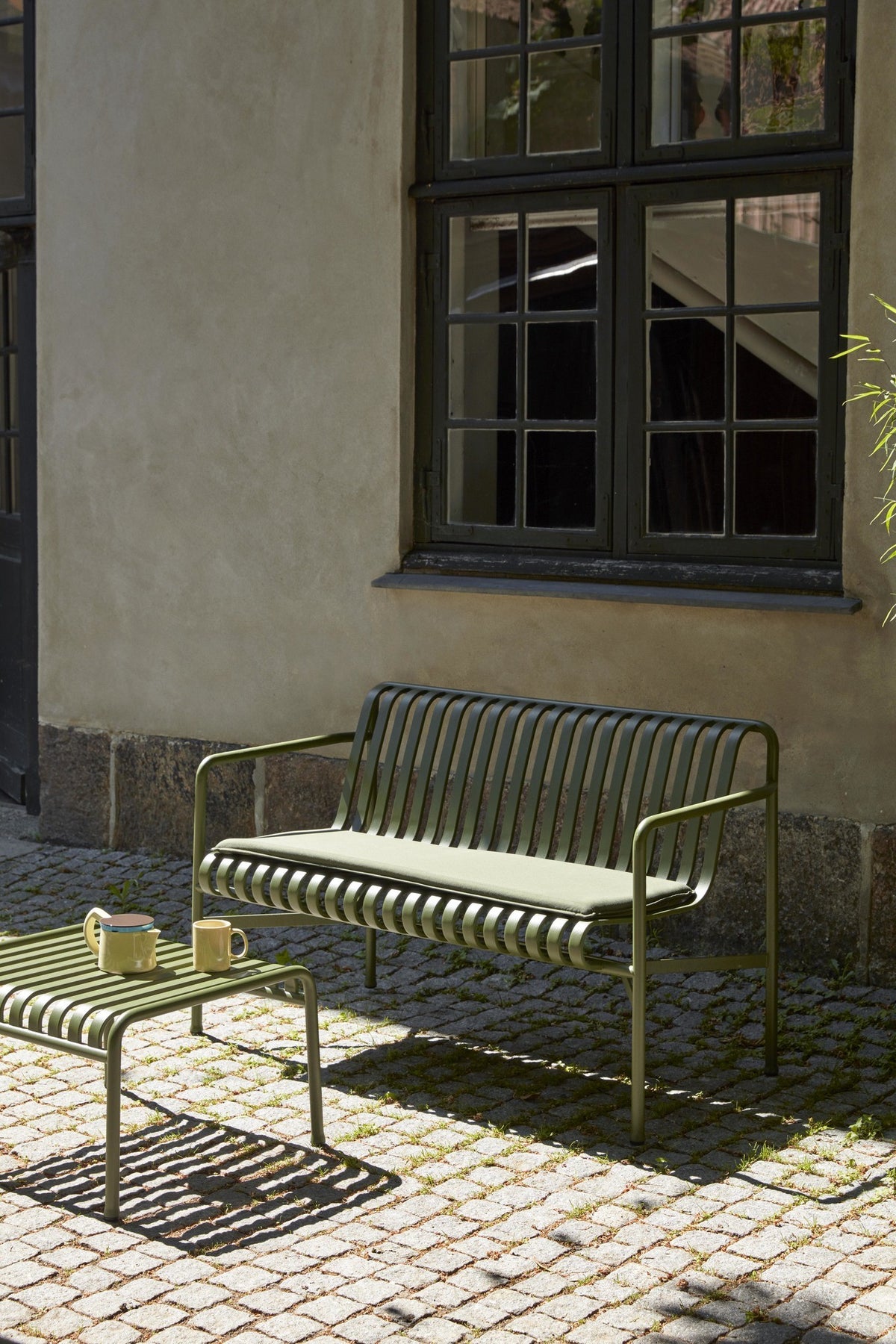 Bancs - Banc avec accoudoirs | Palissade | Dining - HAY