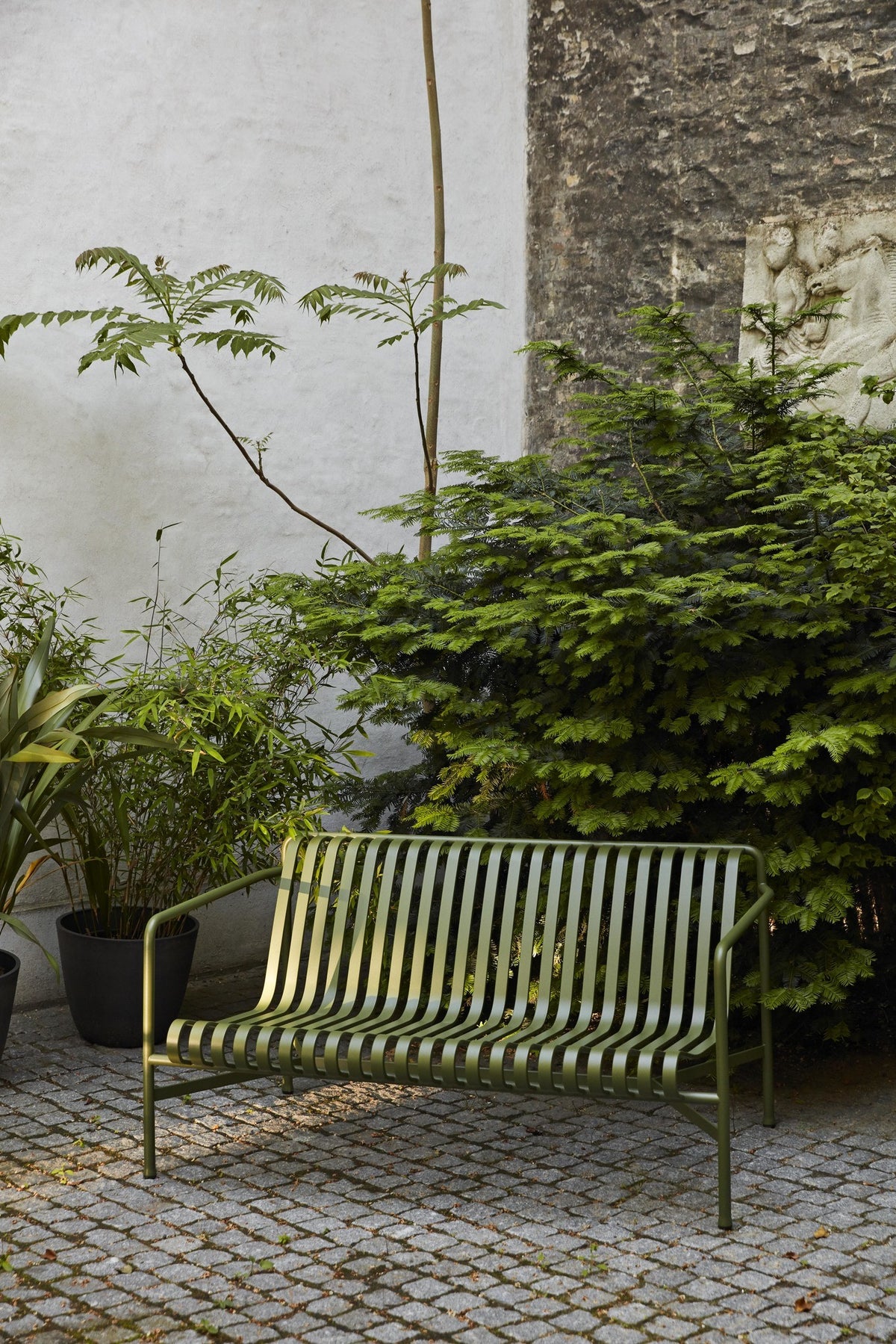 Bancs - Banc avec accoudoirs | Palissade | Dining - HAY