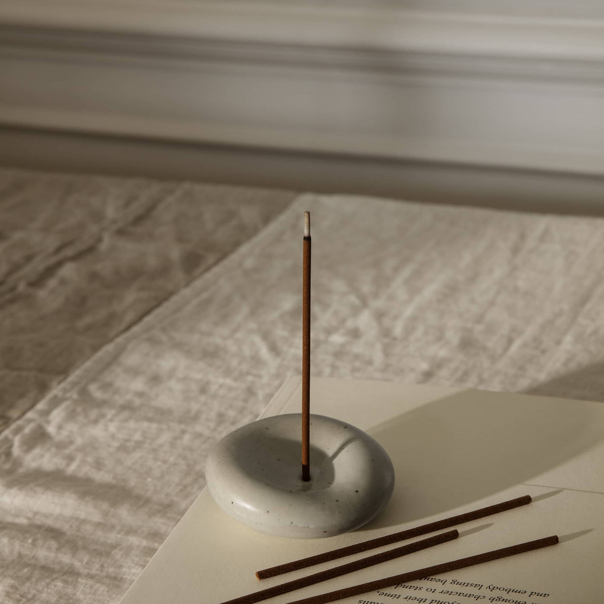 Bougies et bougeoirs - Porte-encens | Sense - Ferm Living
