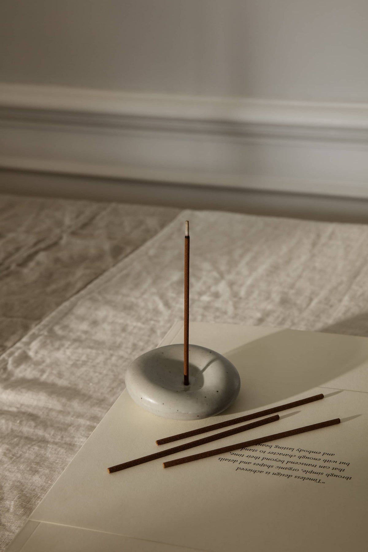 Bougies et bougeoirs - Porte-encens | Sense - Ferm Living
