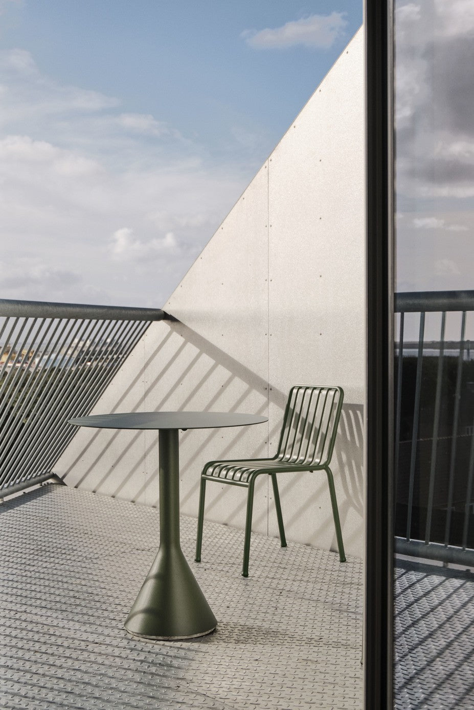 Chaises - Chaise empilable | Palissade - HAY