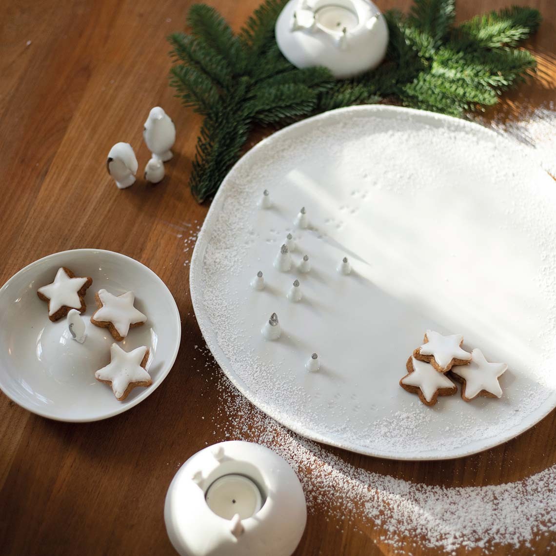 Décorations de Noël - Assiette en porcelaine ornée de sapins en reliefs - Räder