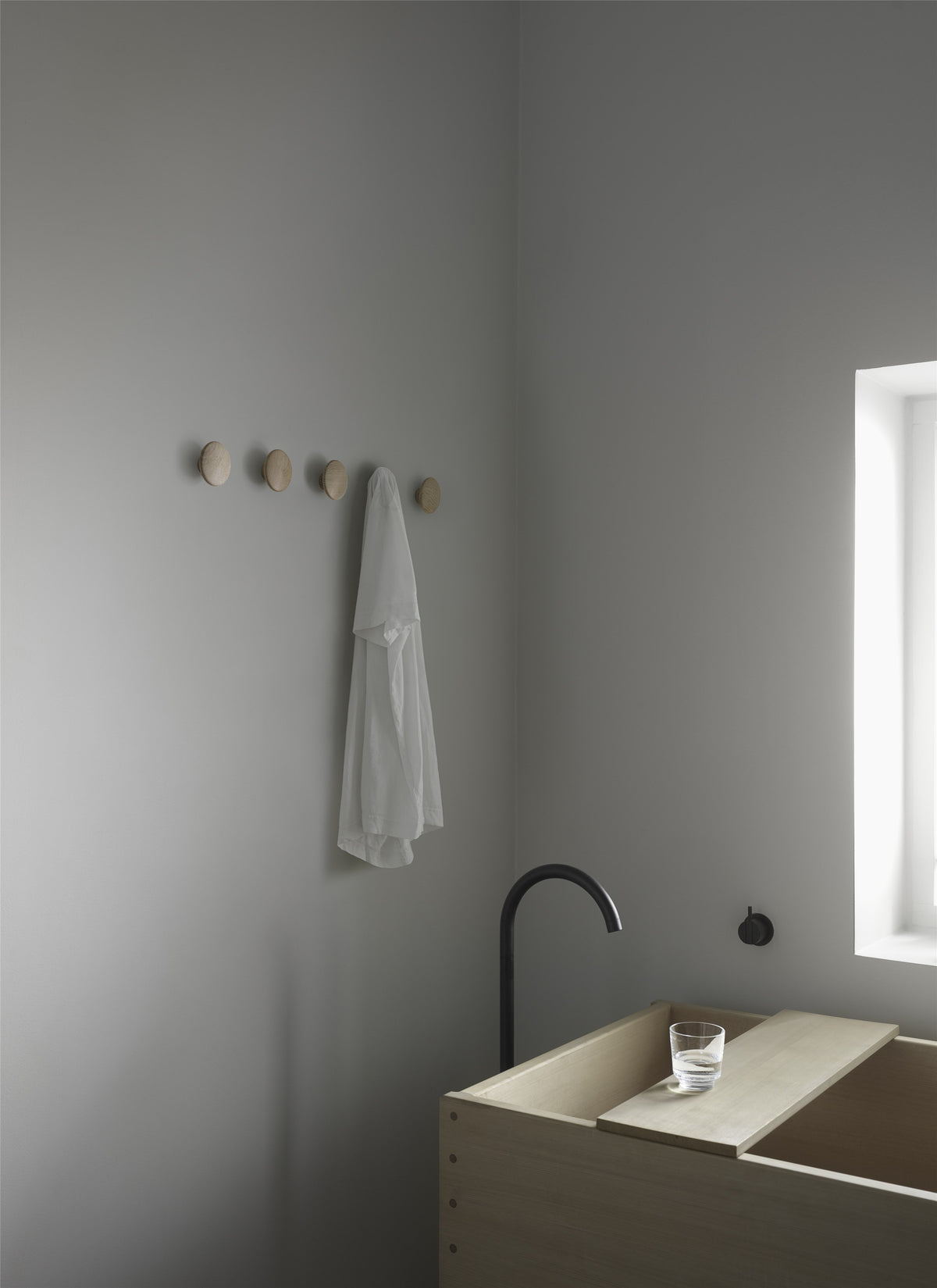 Portemanteaux & patères - Patère Large | The Dots Wood | Ø 17 cm - Muuto