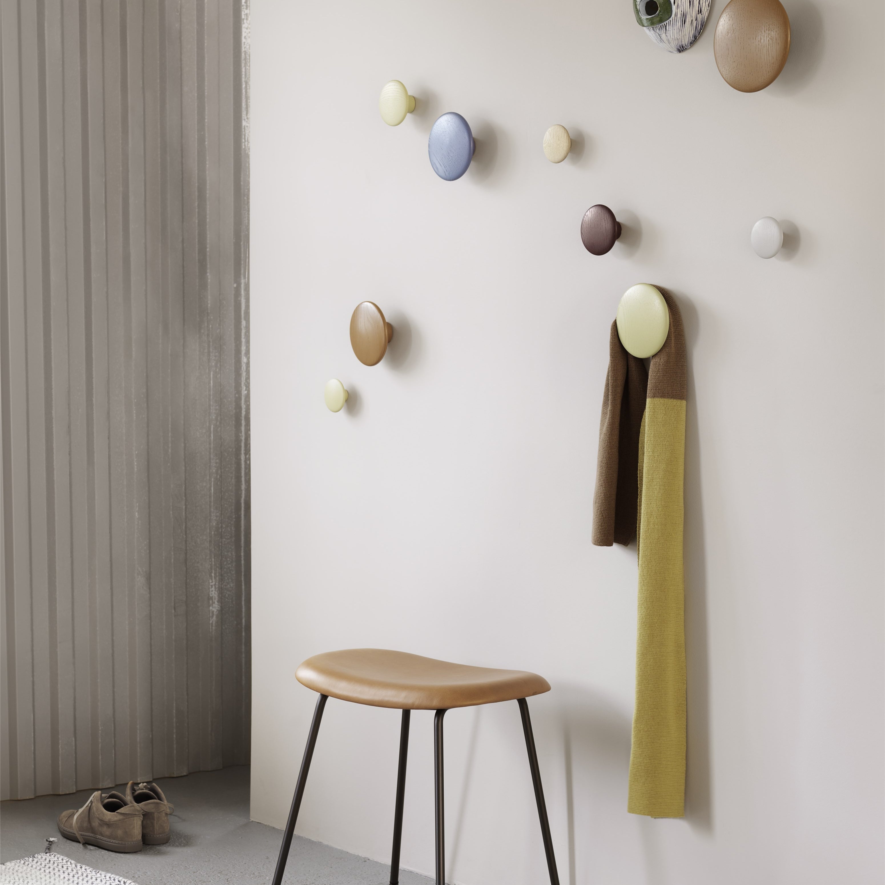 Portemanteaux & patères - Patère Medium | The Dots Wood | Ø 13 cm - Muuto