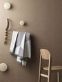 Portemanteaux & patères - Patère Medium | The Dots Wood | Ø 13 cm - Muuto