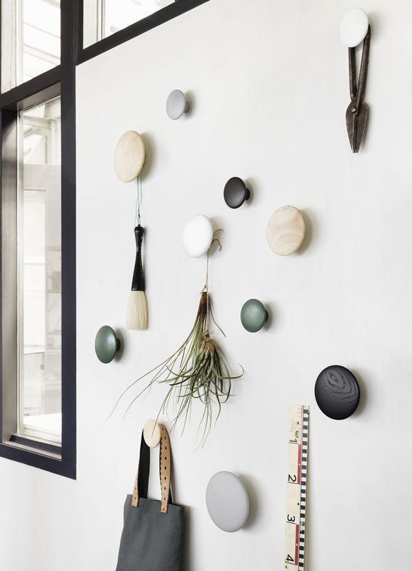 Portemanteaux & patères - Patère Small | The Dots Wood | Ø 9 cm - Muuto
