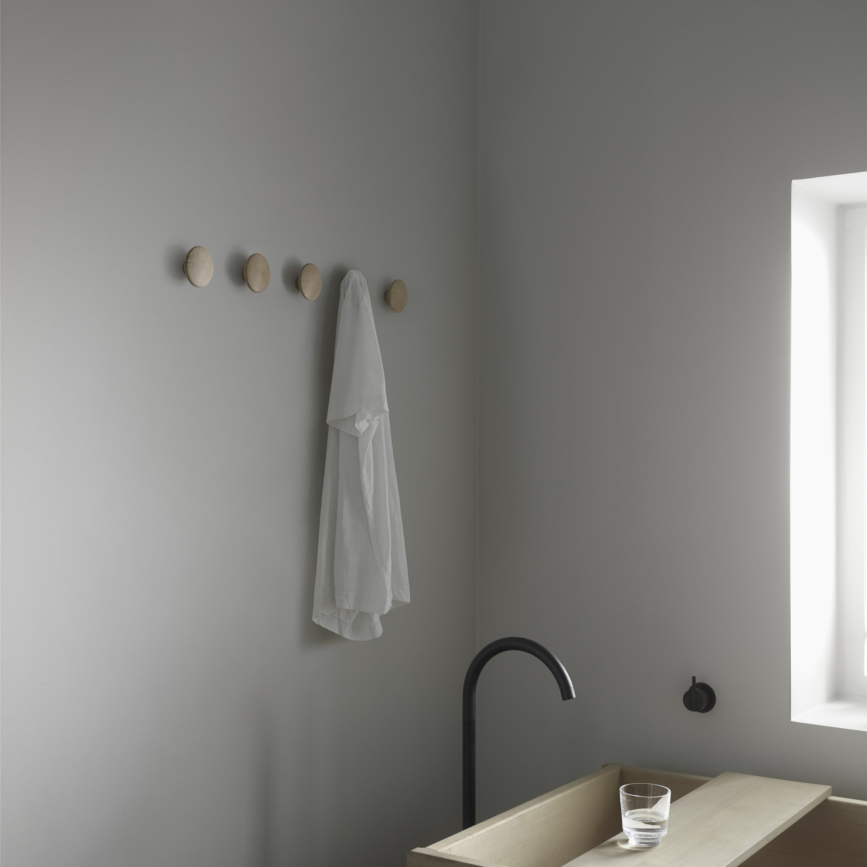Portemanteaux & patères - Patère XS | The Dots Wood | Ø 6.5 cm - Muuto