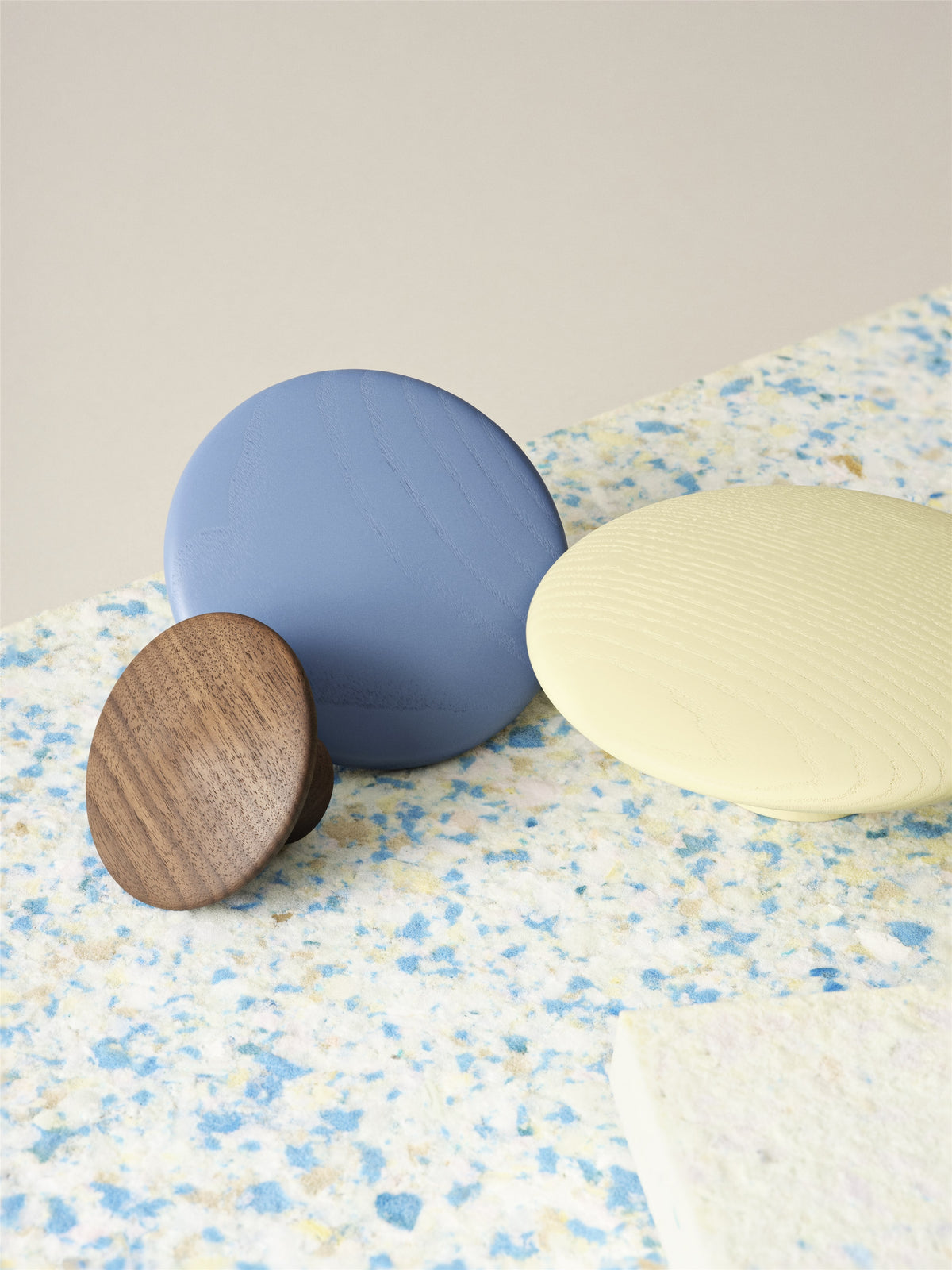 Portemanteaux & patères - Patère XS | The Dots Wood | Ø 6.5 cm - Muuto