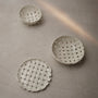 Vide-poches et plateaux - Coupe à fruits | Plait céramique - Tressé main | Ø 30 - Ferm Living