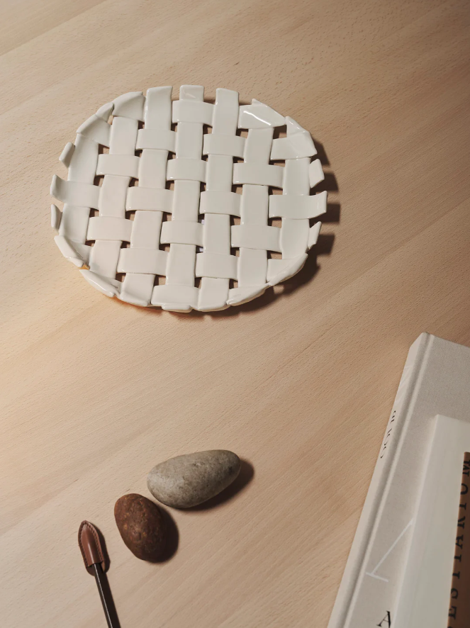 Vide-poches et plateaux - Coupe à fruits | Plait céramique - Tressé main | Ø24 - Ferm Living